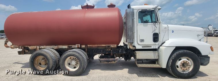 image for item IF9989 1996 Freightliner FLD120  water truck