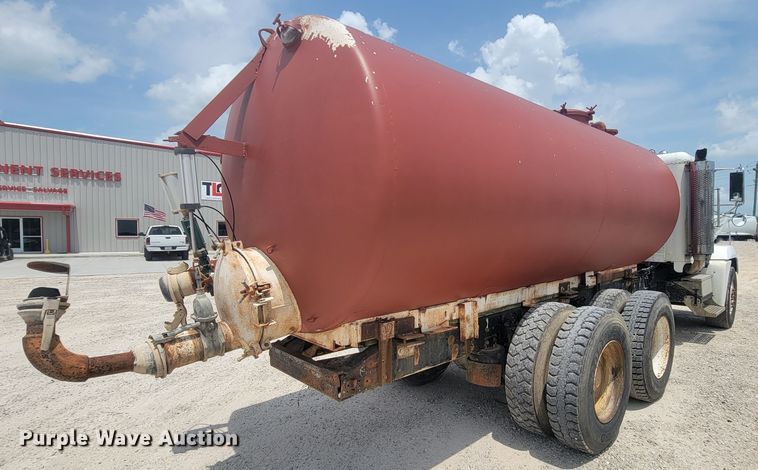 image for item IF9989 1996 Freightliner FLD120  water truck