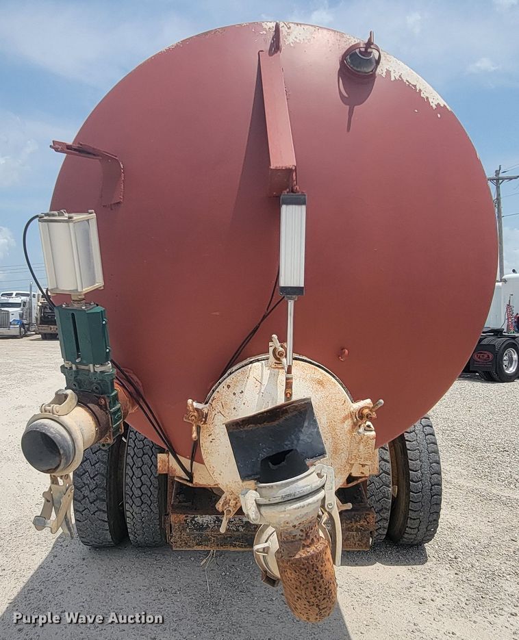 image for item IF9989 1996 Freightliner FLD120  water truck