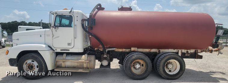 image for item IF9989 1996 Freightliner FLD120  water truck