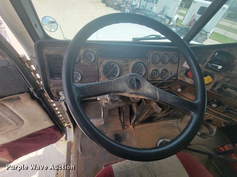 image for item IF9989 1996 Freightliner FLD120  water truck