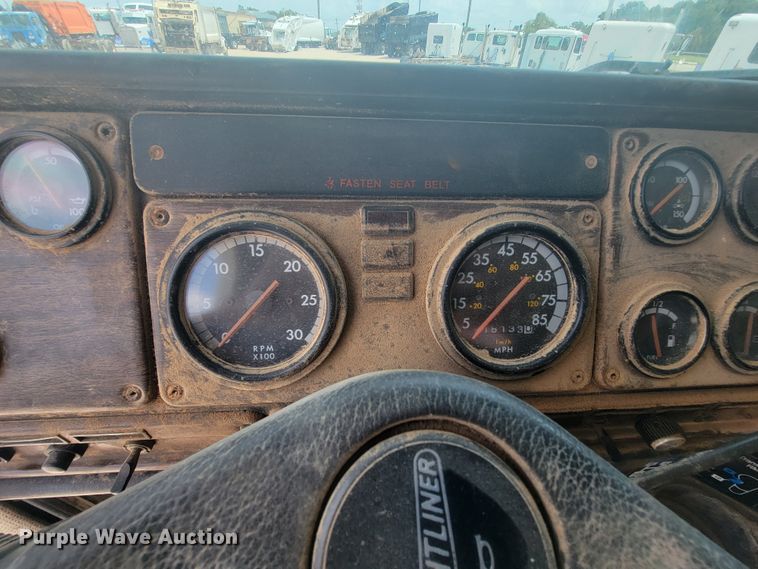 image for item IF9989 1996 Freightliner FLD120  water truck