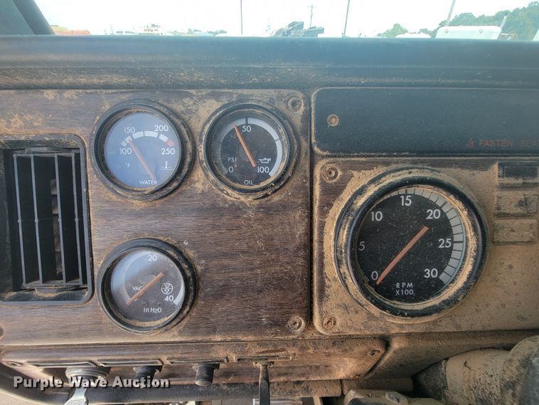 image for item IF9989 1996 Freightliner FLD120  water truck