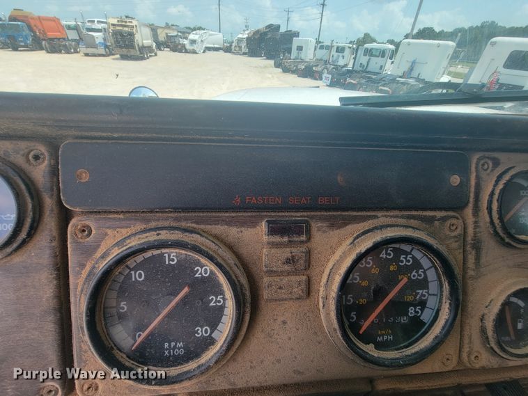 image for item IF9989 1996 Freightliner FLD120  water truck