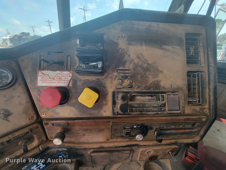 image for item IF9989 1996 Freightliner FLD120  water truck