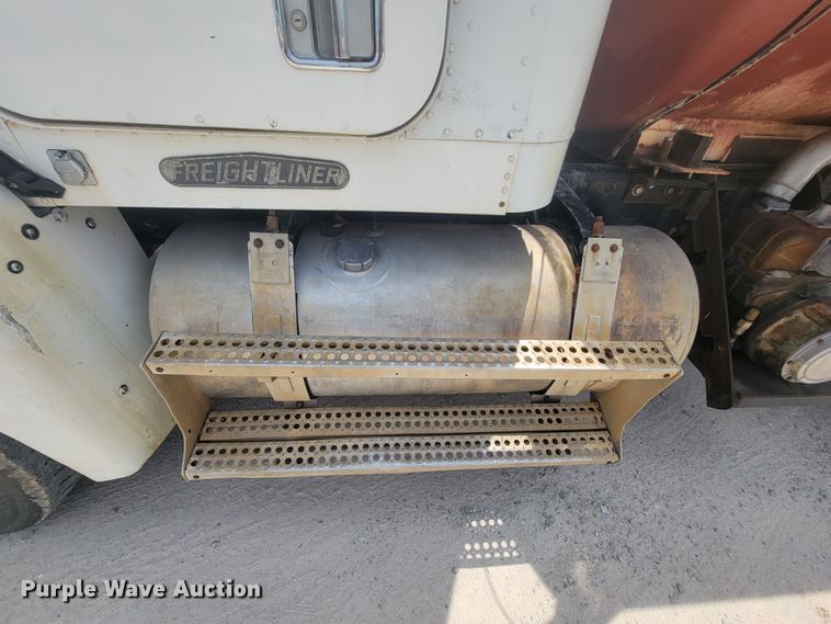 image for item IF9989 1996 Freightliner FLD120  water truck