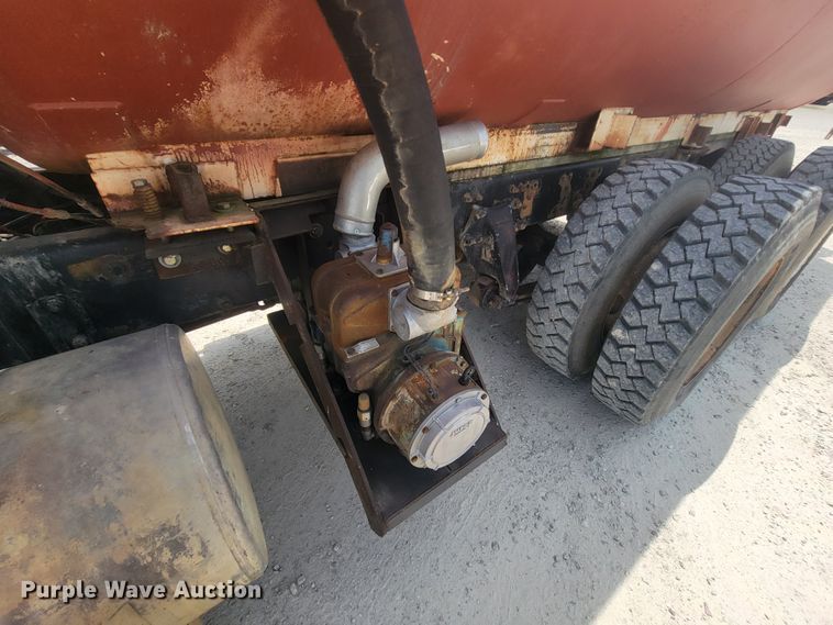 image for item IF9989 1996 Freightliner FLD120  water truck