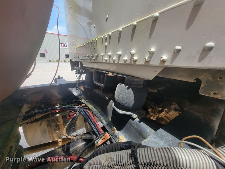 image for item IF9989 1996 Freightliner FLD120  water truck