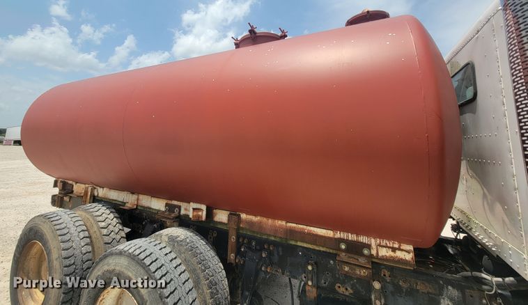 image for item IF9989 1996 Freightliner FLD120  water truck