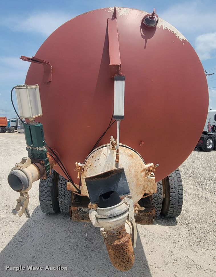 image for item IF9989 1996 Freightliner FLD120  water truck