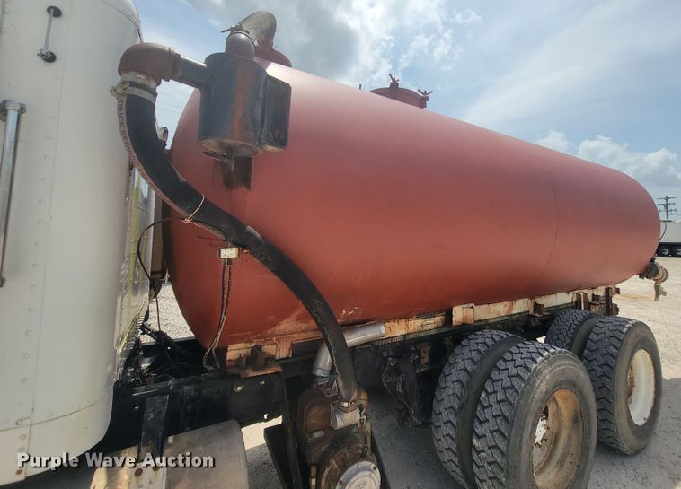 image for item IF9989 1996 Freightliner FLD120  water truck