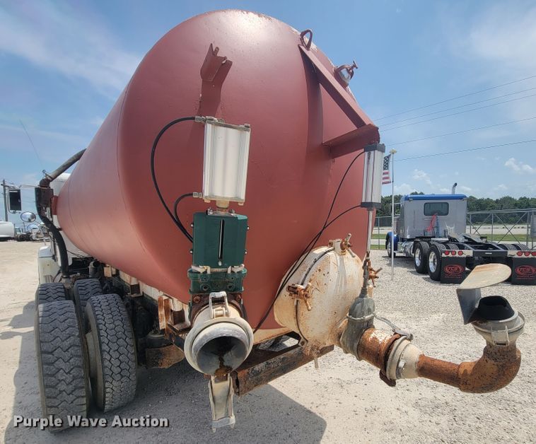 image for item IF9989 1996 Freightliner FLD120  water truck