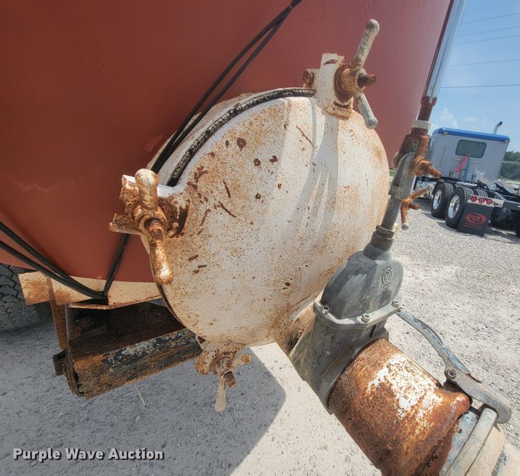 image for item IF9989 1996 Freightliner FLD120  water truck