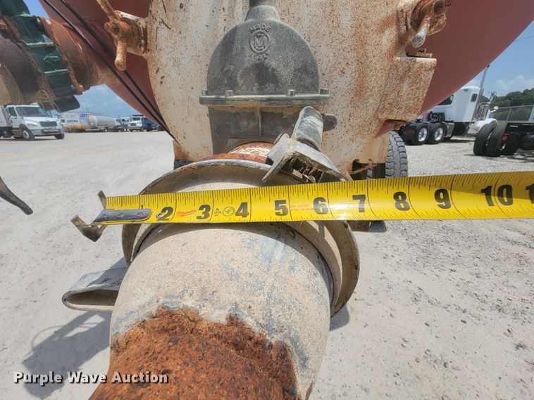 image for item IF9989 1996 Freightliner FLD120  water truck