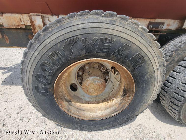 image for item IF9989 1996 Freightliner FLD120  water truck