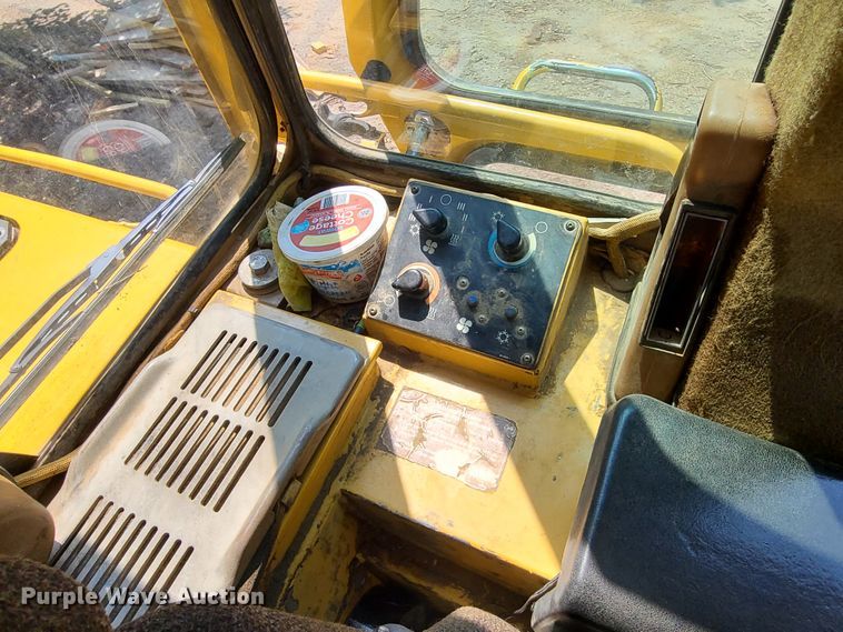 image for item IJ9048 1998 Caterpillar 963B  track loader