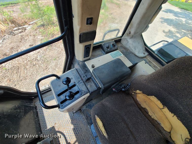 image for item IJ9049 1996 Caterpillar 953C  track loader