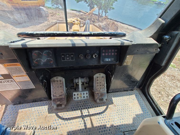 image for item IJ9049 1996 Caterpillar 953C  track loader