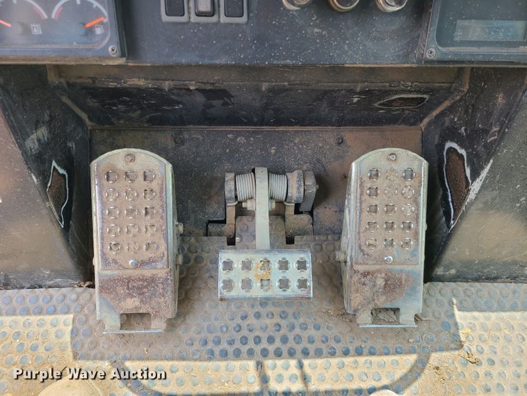 image for item IJ9049 1996 Caterpillar 953C  track loader