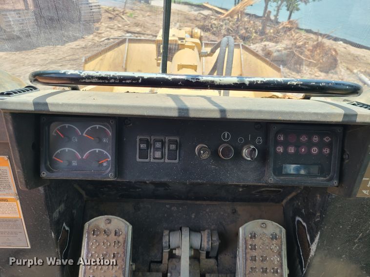 image for item IJ9049 1996 Caterpillar 953C  track loader