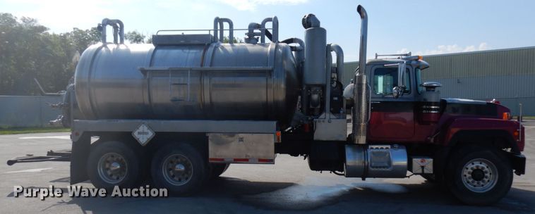 image for item IL9861 1998 Mack RD690S  vacuum truck