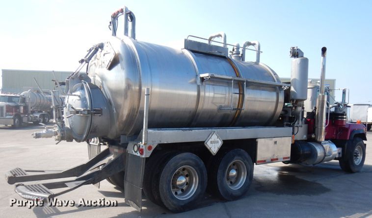 image for item IL9861 1998 Mack RD690S  vacuum truck