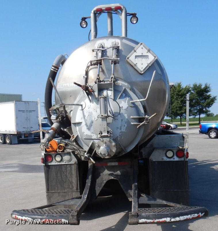 image for item IL9861 1998 Mack RD690S  vacuum truck