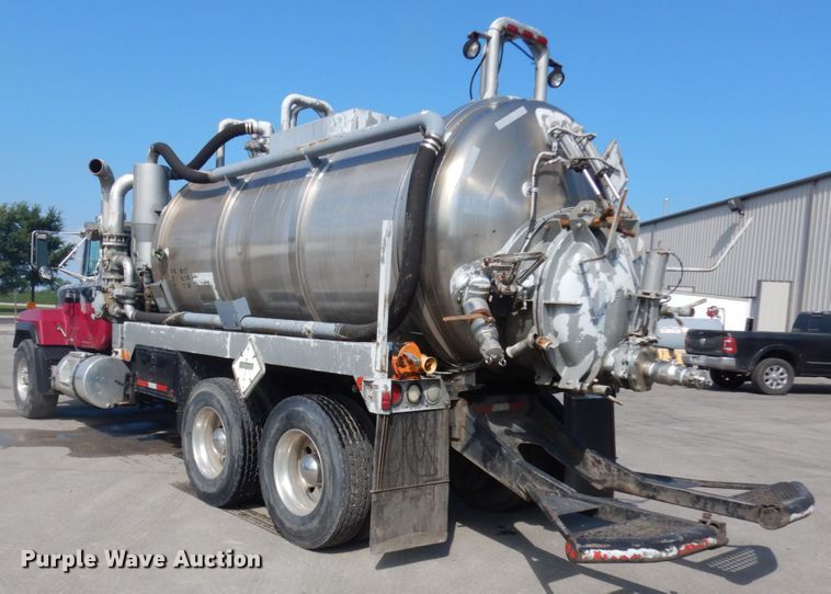 image for item IL9861 1998 Mack RD690S  vacuum truck