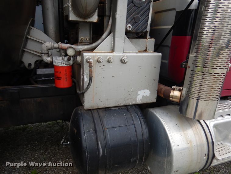 image for item IL9861 1998 Mack RD690S  vacuum truck