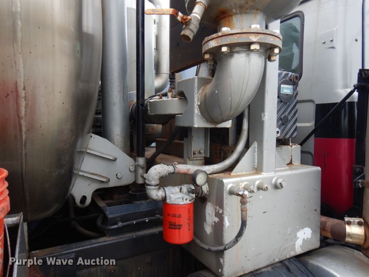 image for item IL9861 1998 Mack RD690S  vacuum truck