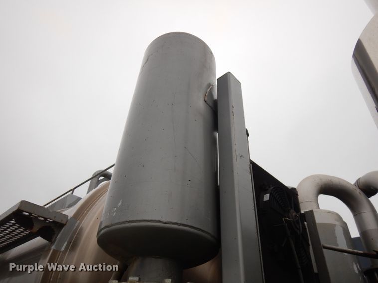 image for item IL9861 1998 Mack RD690S  vacuum truck