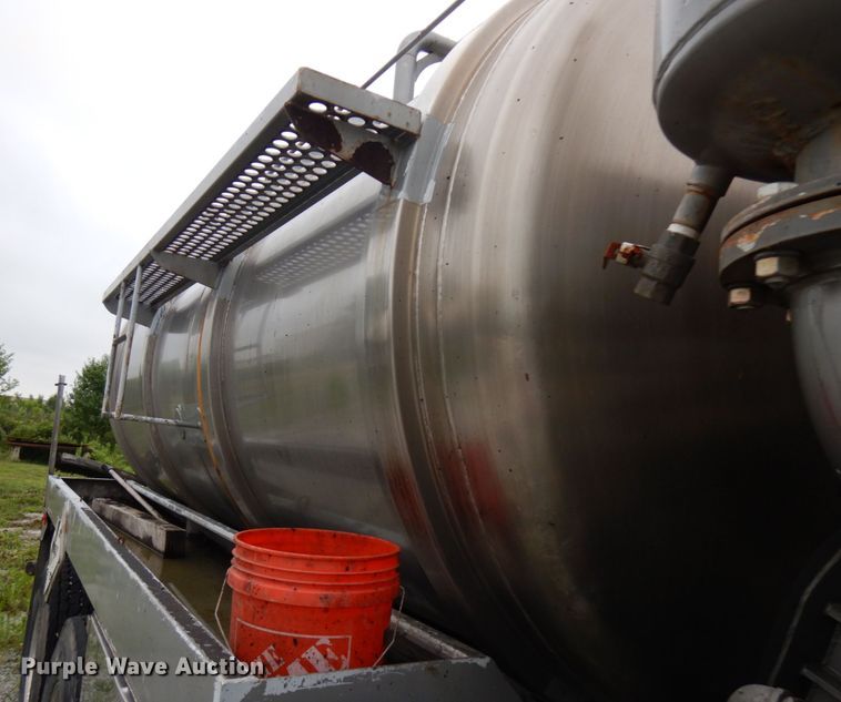 image for item IL9861 1998 Mack RD690S  vacuum truck