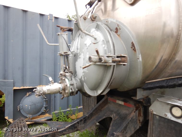 image for item IL9861 1998 Mack RD690S  vacuum truck