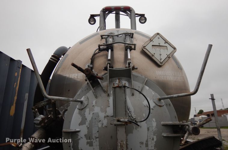 image for item IL9861 1998 Mack RD690S  vacuum truck