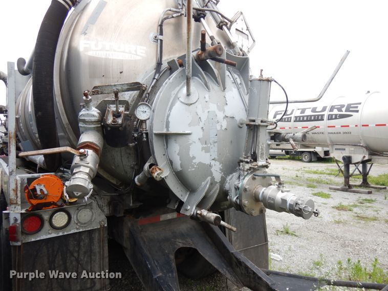 image for item IL9861 1998 Mack RD690S  vacuum truck