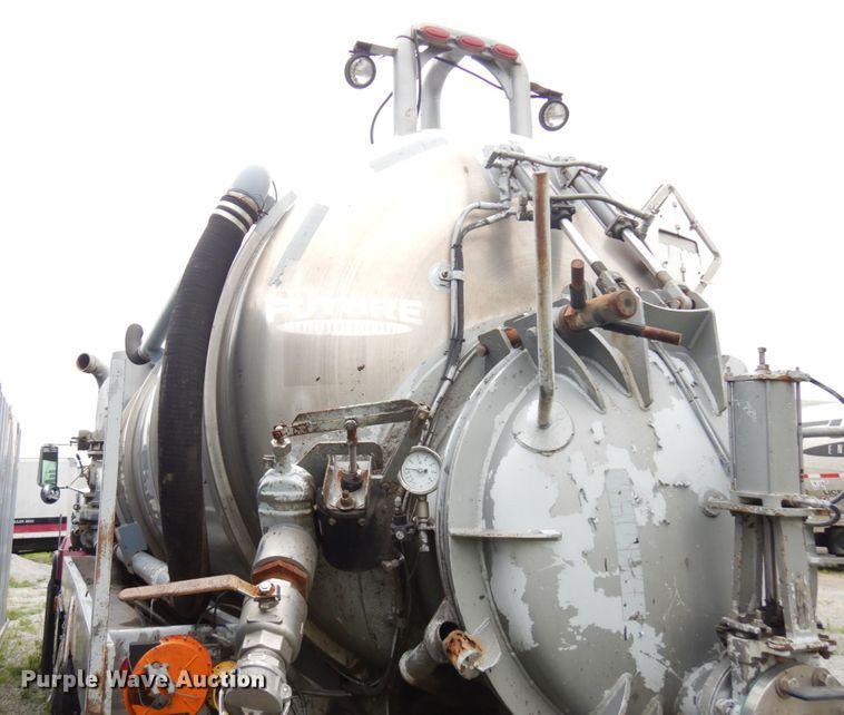 image for item IL9861 1998 Mack RD690S  vacuum truck