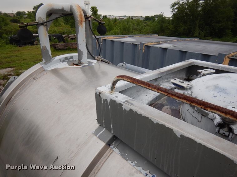 image for item IL9861 1998 Mack RD690S  vacuum truck