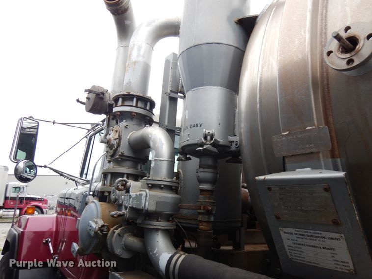 image for item IL9861 1998 Mack RD690S  vacuum truck