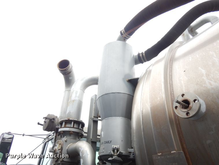 image for item IL9861 1998 Mack RD690S  vacuum truck