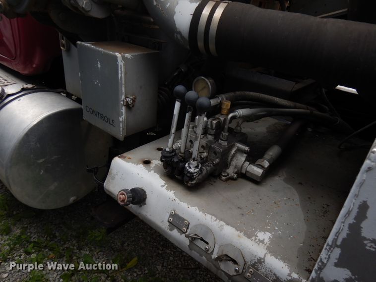 image for item IL9861 1998 Mack RD690S  vacuum truck