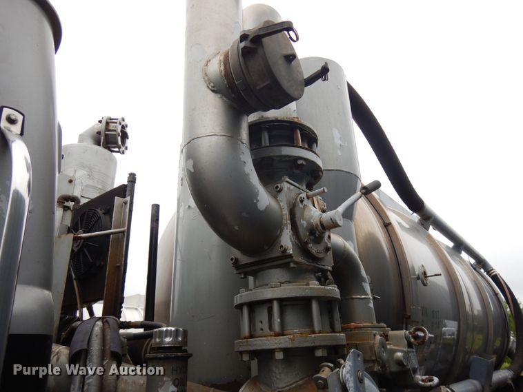 image for item IL9861 1998 Mack RD690S  vacuum truck