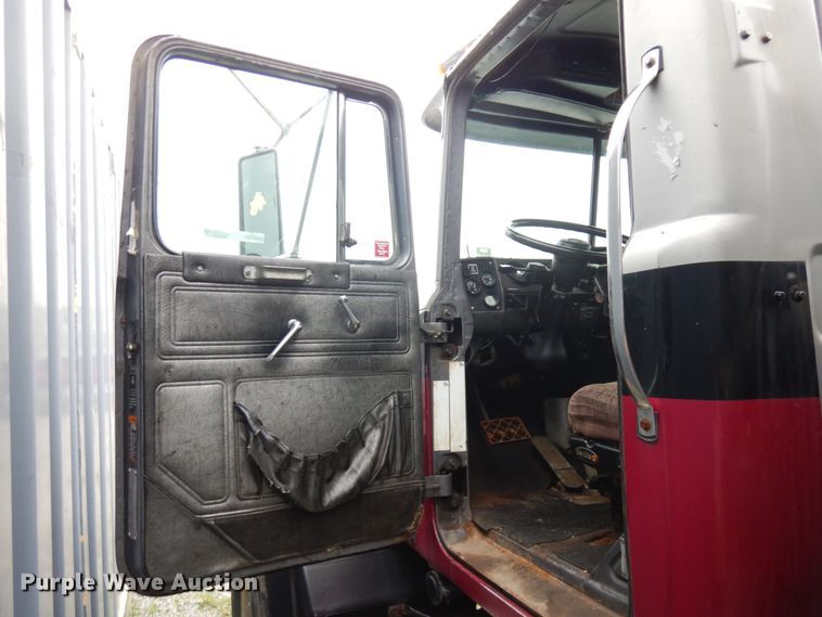 image for item IL9861 1998 Mack RD690S  vacuum truck