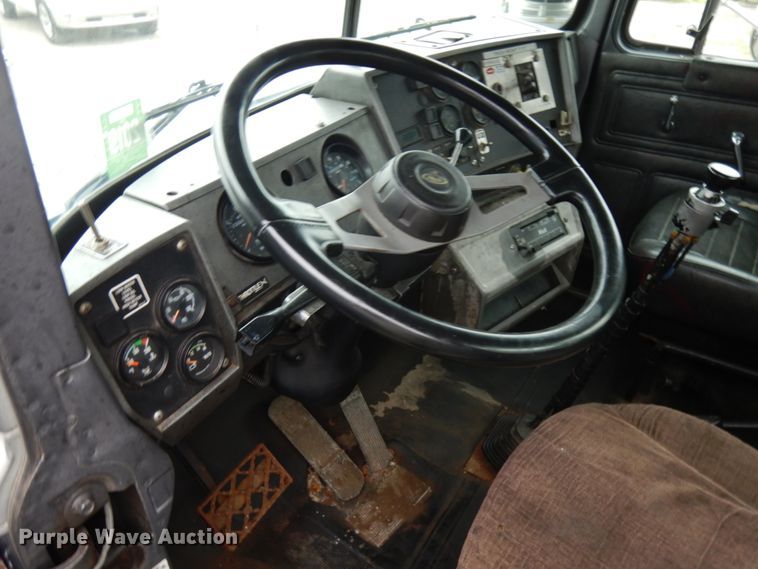 image for item IL9861 1998 Mack RD690S  vacuum truck