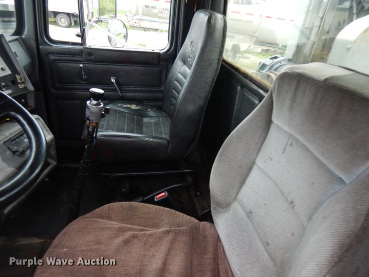 image for item IL9861 1998 Mack RD690S  vacuum truck