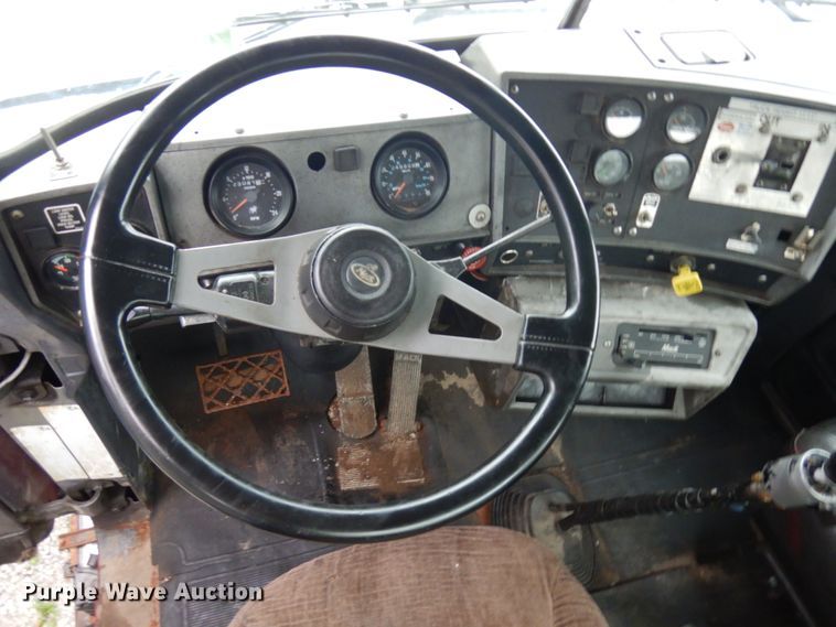 image for item IL9861 1998 Mack RD690S  vacuum truck