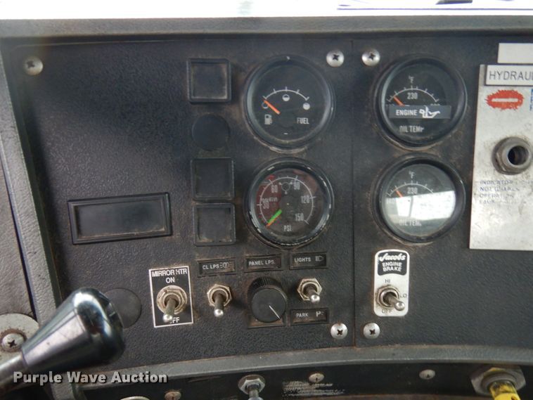 image for item IL9861 1998 Mack RD690S  vacuum truck