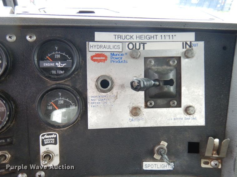image for item IL9861 1998 Mack RD690S  vacuum truck