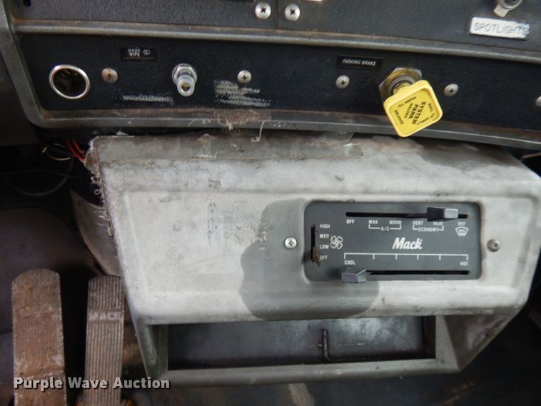 image for item IL9861 1998 Mack RD690S  vacuum truck