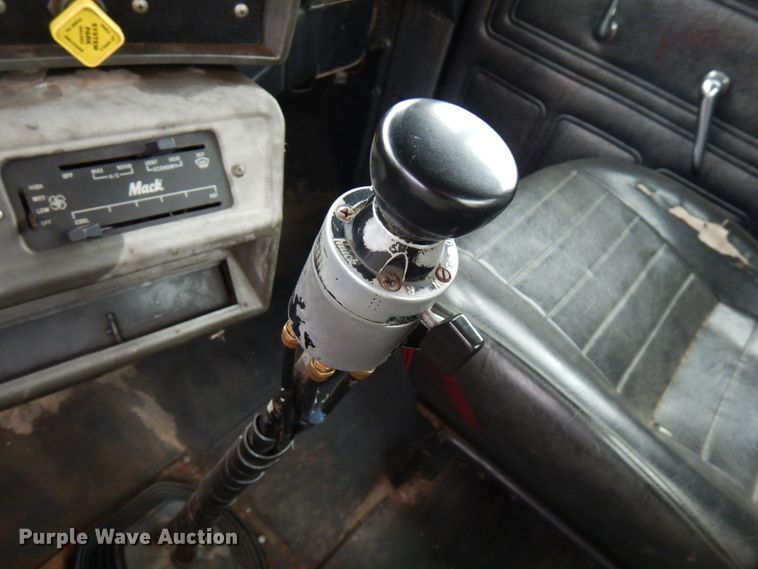 image for item IL9861 1998 Mack RD690S  vacuum truck