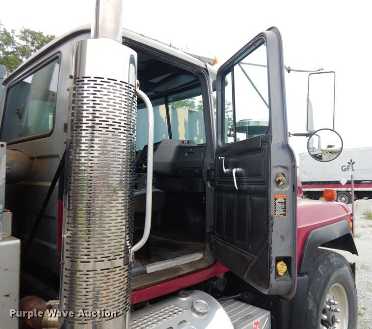 image for item IL9861 1998 Mack RD690S  vacuum truck